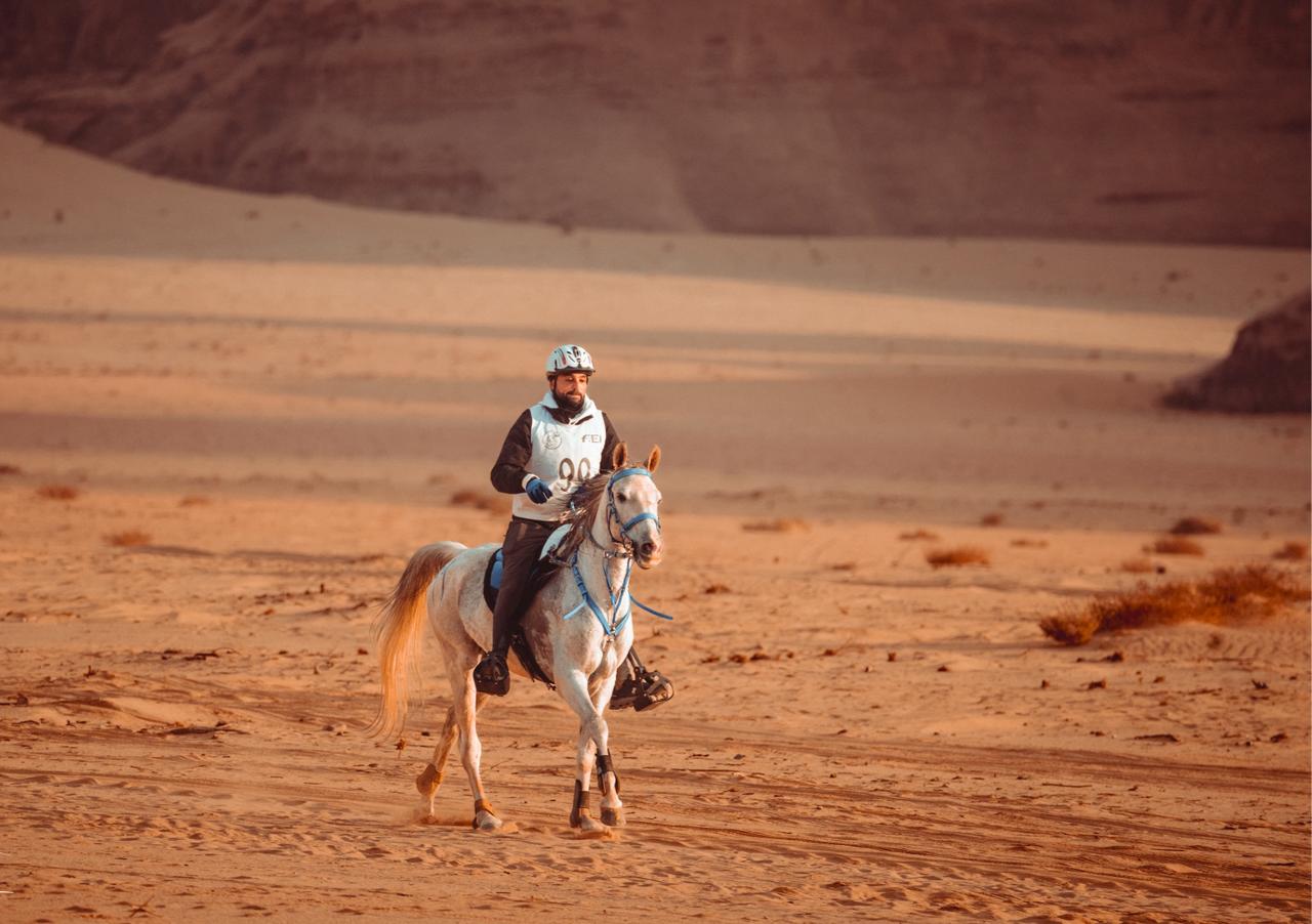 فارس الأردن طاهر الدراعين يكمل سباق وادي رم للقدرة والتحمل لمسافة 120 كيلومترًا بنجاح لافت