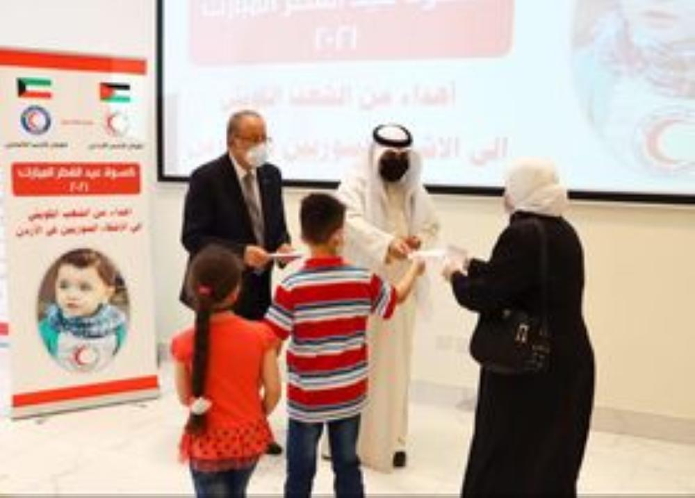 الهلال الأحمر الكويتي يوزع كسوة عيد الفطر على لاجئين سوريين بالأردن 