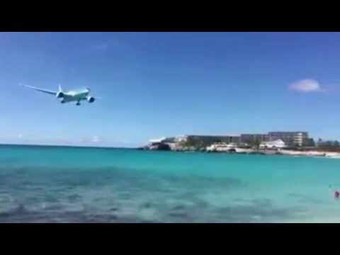 بالفيديو ..  طائرة ركاب تحلّق فوق رؤوس السياح على الشاطىء