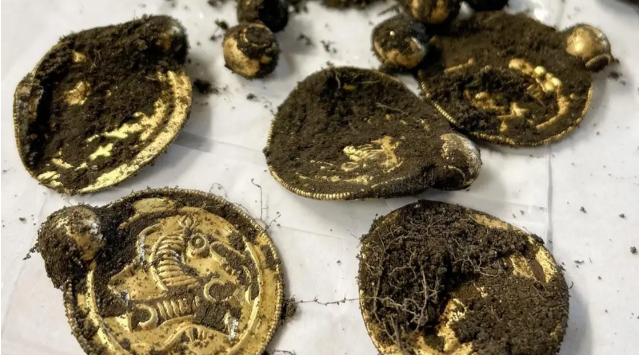 نرويجي يعثر على قطع من الذهب ظنّ بدايةً أنها شوكولا