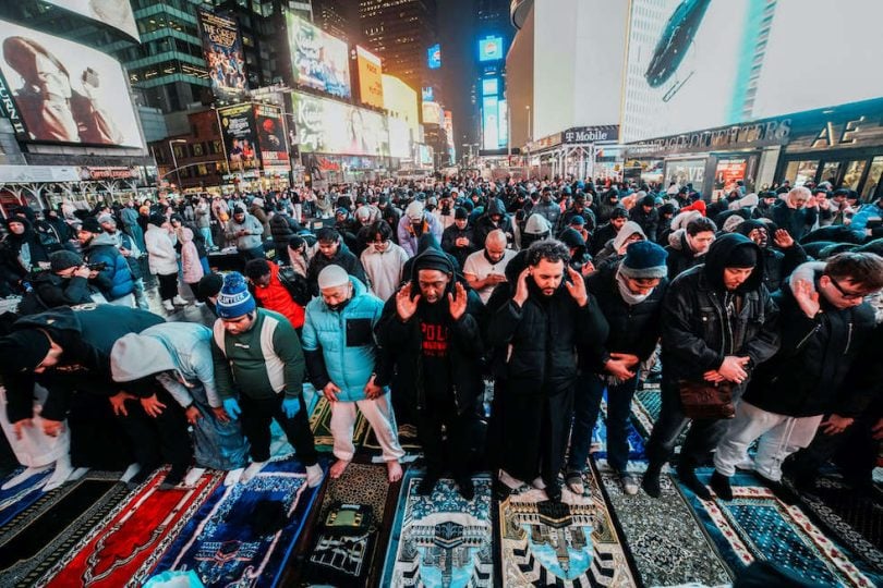 إفطار وصلاة تراويح في ساحة تايمز بنيويورك  ..  صور