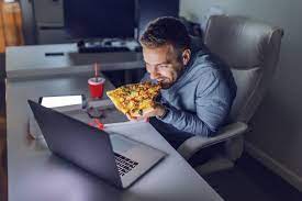 دراسة تكشف: الاستغناء عن الأكل ليلاً يحميك من الاكتئاب
