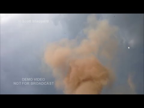 بالفيديو ..  صاعقة عنيفة تضرب الأرض وتصيب مصوراً