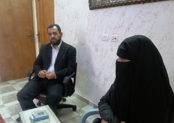 بالصور : غزّية فقدت سمعها لمدة عام كامل  ..  فكان علاجها القرآن الكريم