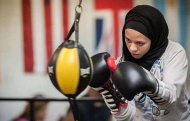 بالصور ..  ملاكمة امريكية عمرها 16 عاماً ترتدي الحجاب في مبارياتها