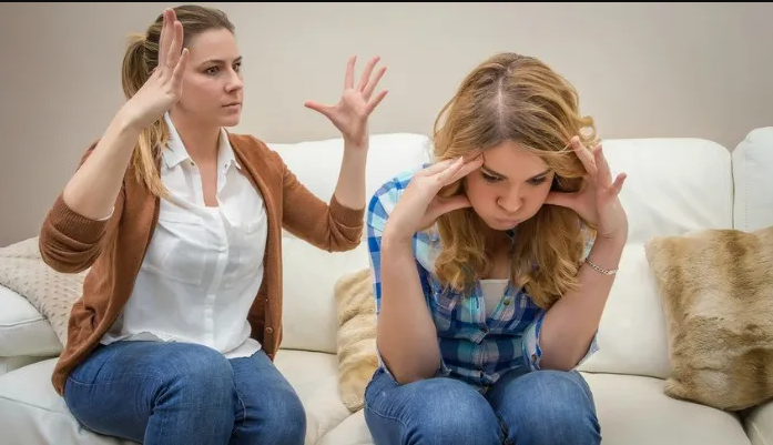 هل أخبر أهلي أن أختي هربت بعدما تشاجرنا لأنها فضحت أسراري