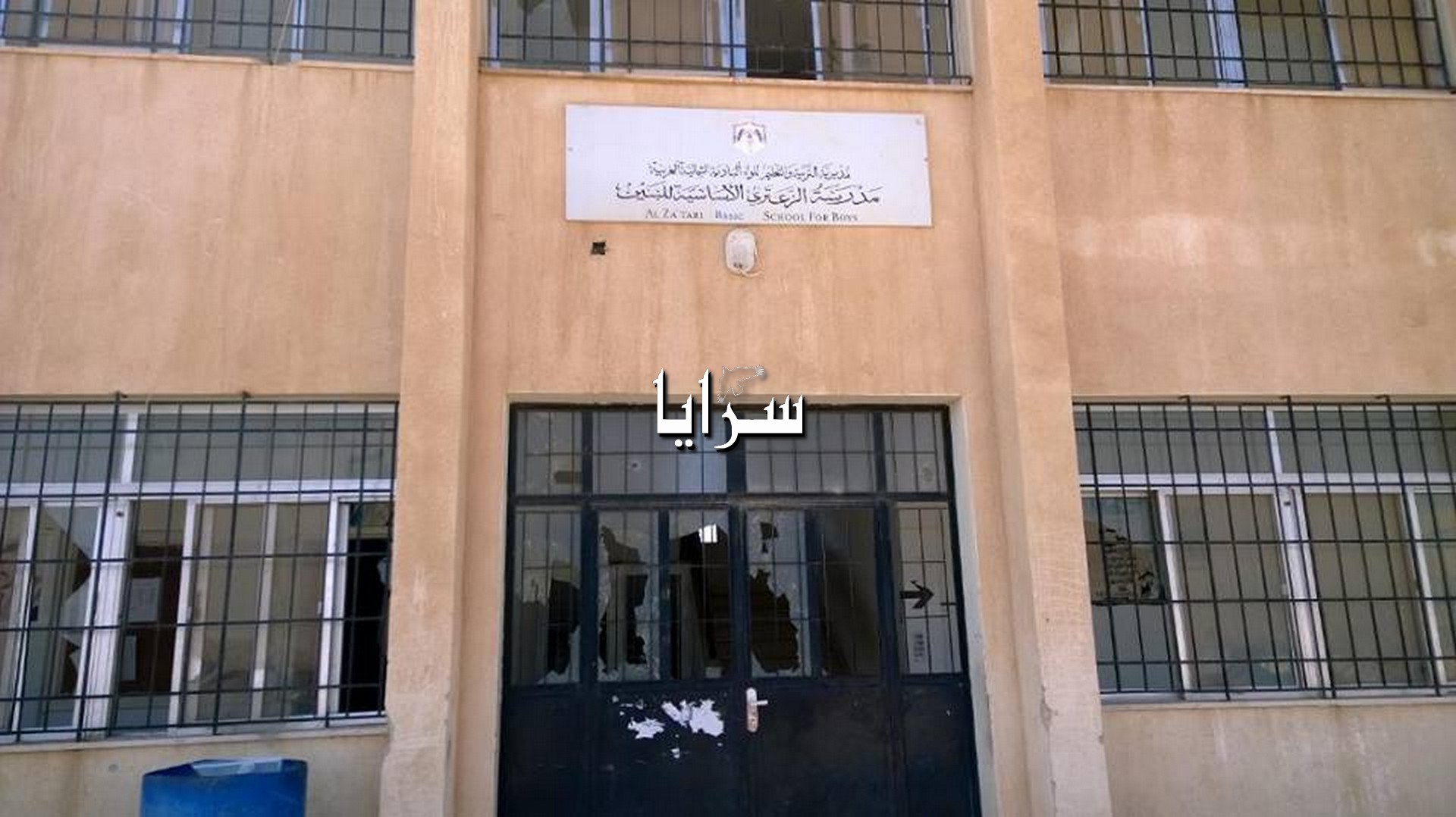 بالصور  ..  مدرسة "الزعتري" للبنين  ..  بلا نوافذ بعد تكسيرها 