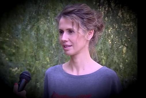 بالفيديو - أسماء الأسد تنفي مغادرة سوريا : انا موجودة هون !