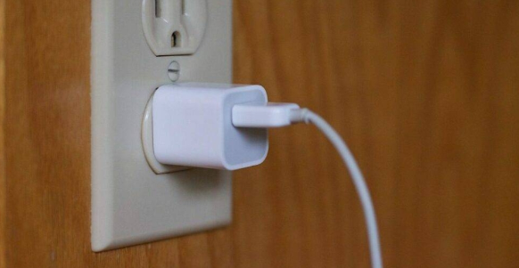 5 أسباب لبطء شحن الهاتف