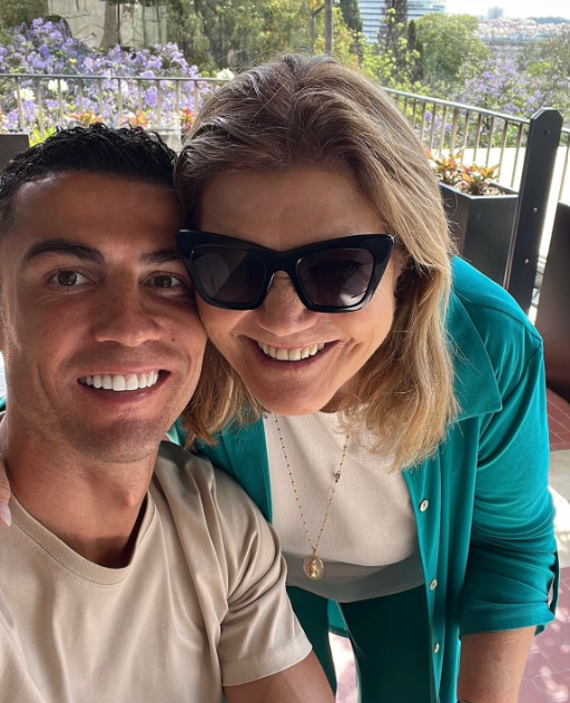 رونالدو يودع عام 2025 برسالة مؤثرة لوالدته: "شكراً لأنكِ بجانبي دائماً"