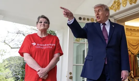 11 ألف دولار من البقشيش ..  عاملة توصيل تروي بعد لقائها ترامب