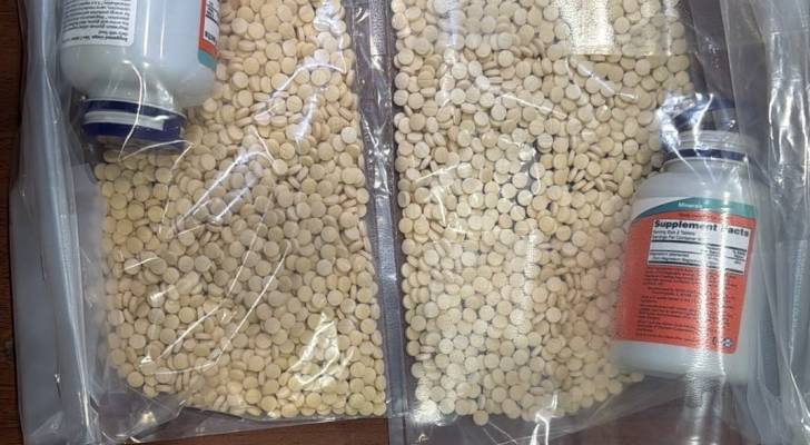 "جمارك الكويت": إحباط تهريب 4,255 حبة "كبتاغون" مع مسافر قادم من سورية