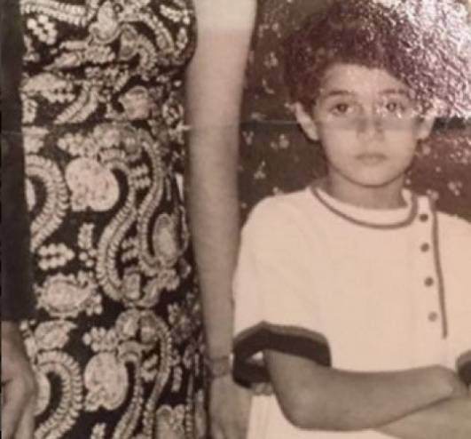 بالصورة  ..  هذه الطفلة أصبحت الاَن فنانة مصرية شهيرة جداً .. من هي؟