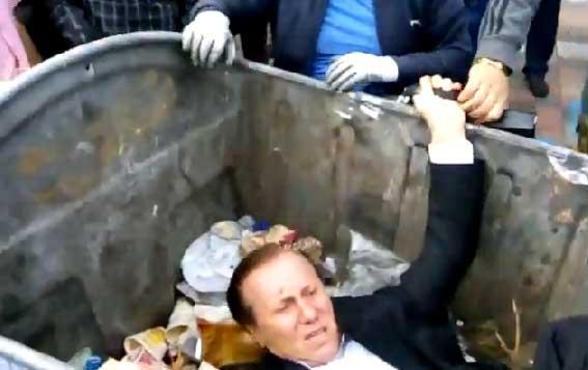 بالفيديو : متظاهرون أوكرانيون يلقون نائباً في حاوية القمامة !!