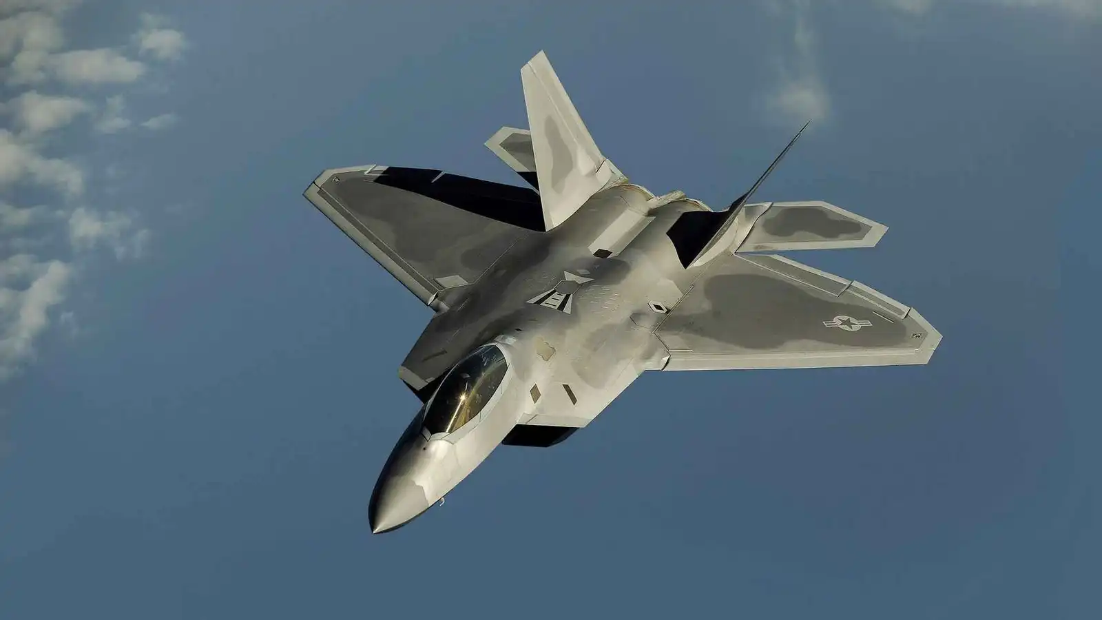 ليست جمالية فقط ..  لماذا تميل زعانف المقاتلة الأمريكية "F-22" إلى الخارج؟