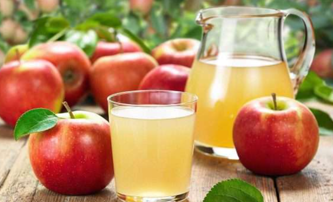 فوائد عصير التفاح  ..  يعزز الصحة ويكافح الأمراض ويعتني بالجمال