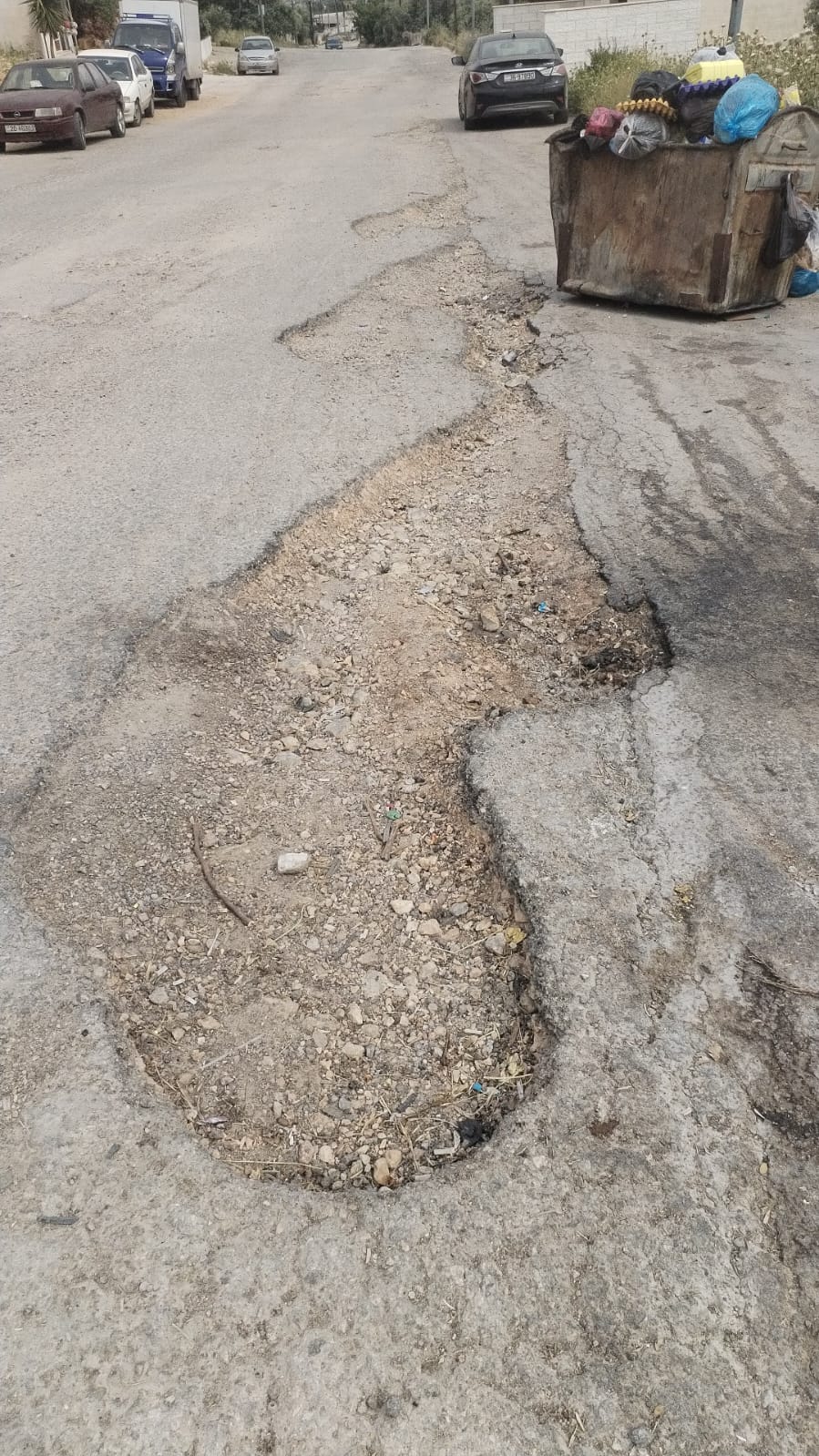 بالفيديو والصور  ..  أهالي منطقة ساكب يطالبون رئيس بلدية جرش بالتحرك لإصلاح طريق المقبرة المدمر 