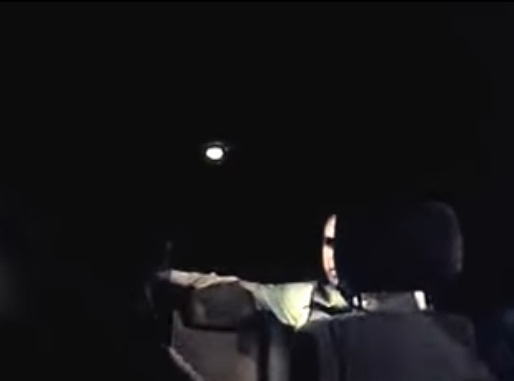 بالفيديو  ..  عروس تهاجم عريسها في سيارة زفافهما اثناء عودتهما الى الفندق