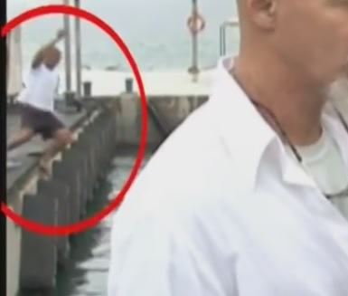 بالفيديو : حاول التقاط صورة سيلفي فسقط في البحر!!