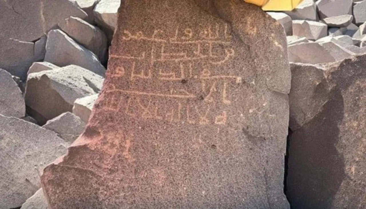  اكتشاف نقش يحمل اسم الخليفة عمر بن الخطاب في السعودية  ..  صور 