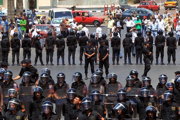 مقتل شرطي مصري في اشتباكات مع أنصار لمرسي