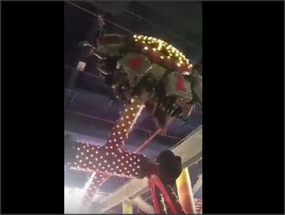بالفيديو ..   رعب و حالات اغماء بعد تعلق اطفال في الهواء بشكل خطير  بسبب تعطل لعبة في احد مولات عمان 