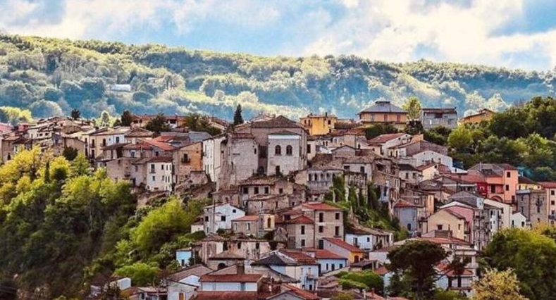 قرية إيطالية تجذب السكان الجدد إليها بطريقة مبتكرة