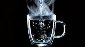 فوائد وأضرار شرب الماء الساخن