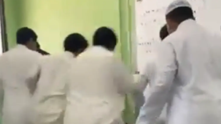 فيديو صادم ..  طالب يسقط ميتاً خلال مشاجرة مدرسية في جدة