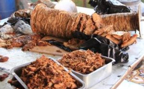 اتلاف طن شاورما و دجاج فاسد يباع للمواطنين في احد المطاعم الشهيرة بالمفرق قبل اغلاقه