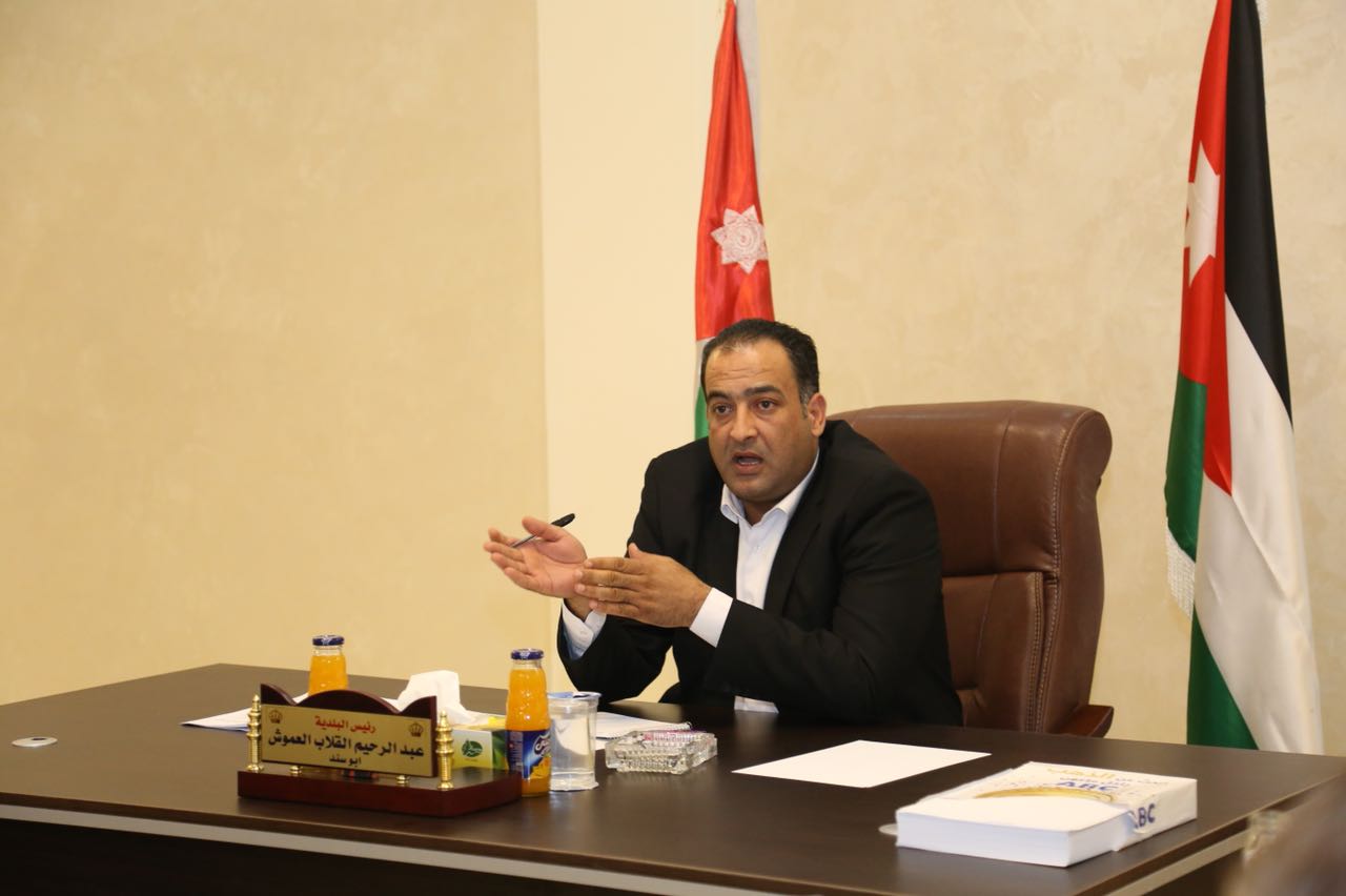 رئيس بلدية الهاشمية : لن نمنح اية شركة الترخيص دون دفع المسقفات ..  وحصلنا على 228 الف من المصفاة