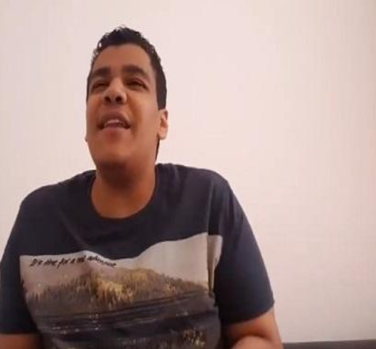 بالفيديو ..  رد فعل صادم لشاب بعد مشاهدة زفاف الأمير هاري مع زوجته