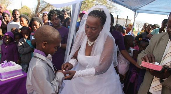 بالصور: أفريقية في الستين تتزوج طفلاً بالتاسعة