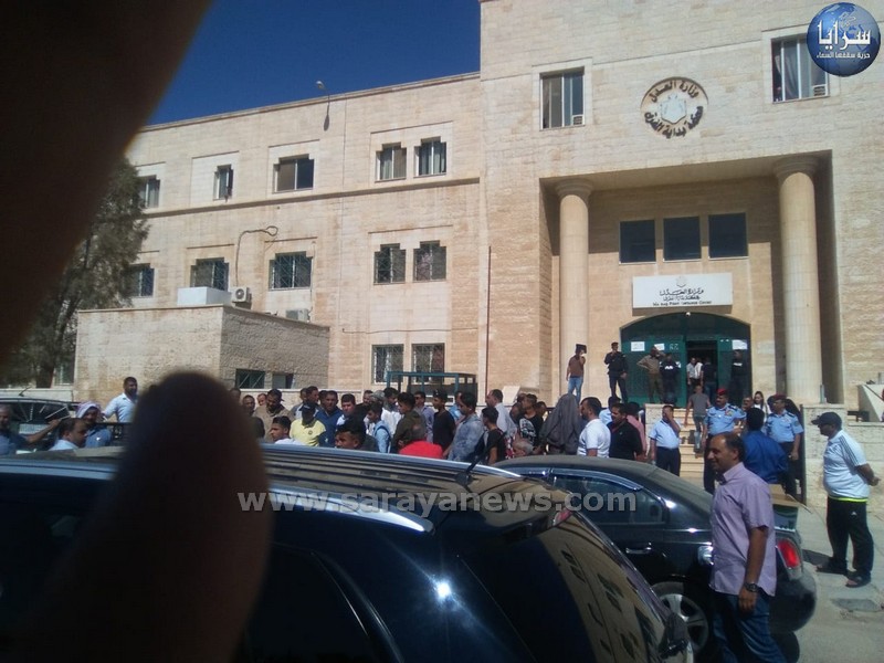 وقفة احتجاجية أمام محكمة المفرق لذوي الموقوفين جامعة آل البيت - صور 