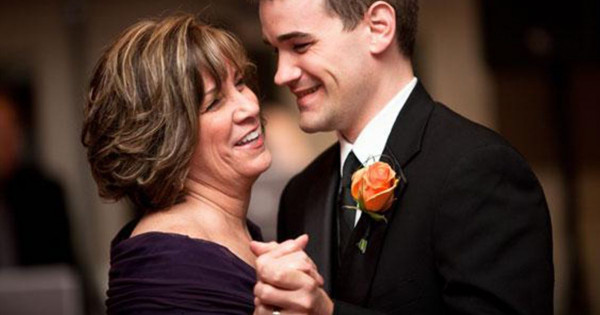 تفسير رؤية زواج الأم