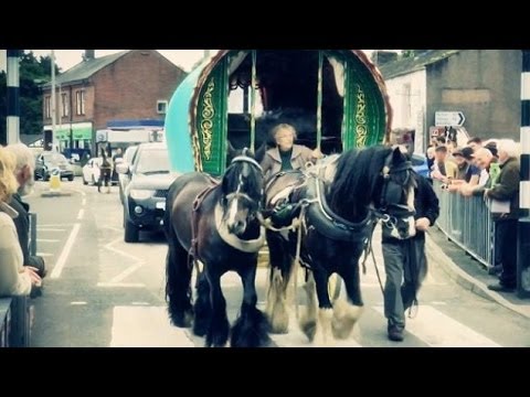 بالفيديو ..  "مهرجان غسل الخيول" تقليد يعود للقرن الـ 16