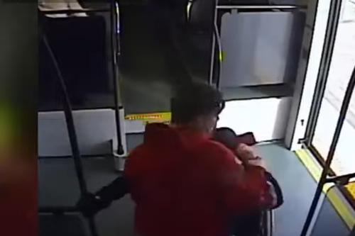 بالفيديو  ..  لص يحاول سرقة كرسي متحرك من معاق حركياً 