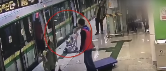 بالفيديو: رجل يستخدم عربة طفله لمنع باب القطار من الإغلاق