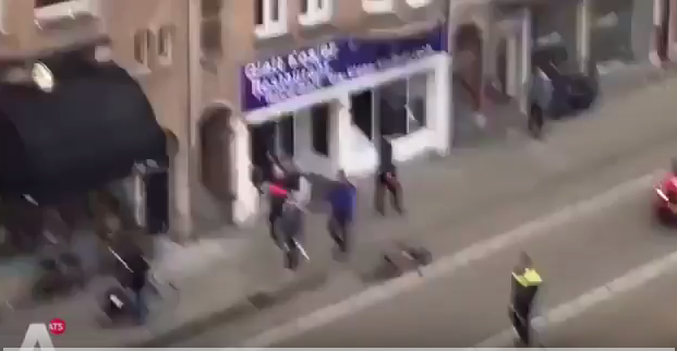 بالفيديو  : شاب يقتحم مطعم يتبع ليهودي في امستردام ويزيل منه "العلم الاسرائيلي" ويرفع العلم الفلسطيني