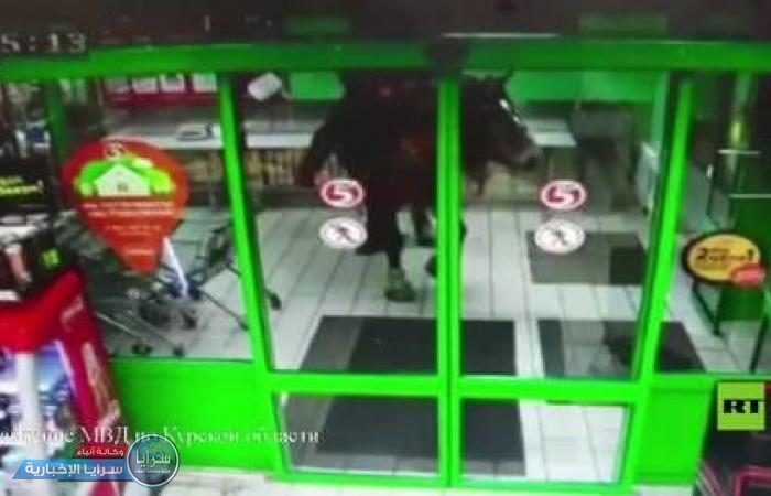بالفيديو  ..  شاهد رجل يحاول دخول محل تجاري على حصان بطريقة طريفة 