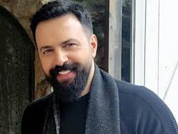 لا يكاد يفرق بينهما ..  شبيه تيم حسن يحير الجمهور بعد ظهوره الأخير!