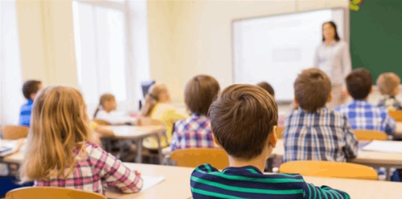 معلمة تُثير جدلاً كبيراً ..  هذا ما فعلته بتلميذ في الصفّ - صورة