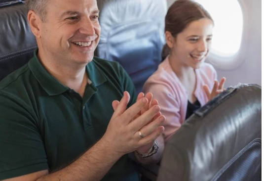 كيف تتصرف بلباقة في المطار والطائرة دون لفت الأنظار