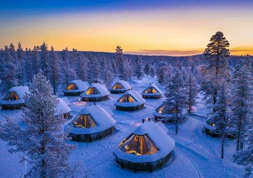 الإقامة في أكواخ فنلندا الزجاجية تحت الشفق القطبي