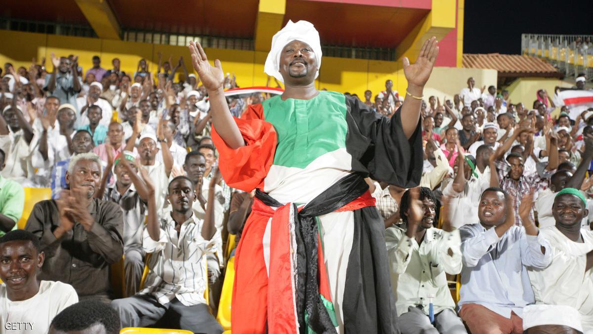 الدوري السوداني ..  حكم يهدد اللاعبين بمسدس
