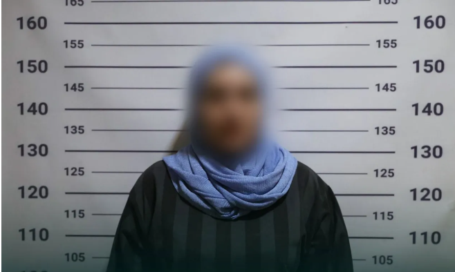  سورية : ضبط مواطنة ظهرت في مقطع وهي تمارس السحر والشعوذة في الشارع العام  .. فيديو 