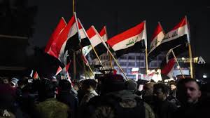 مئات المتظاهرين يتجمعون قرب المنطقة الخضراء في بغداد احتجاجًا على تهديدات ترامب