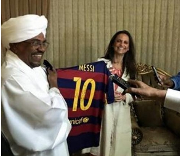 ما قصة هدية قميص "ميسي" للرئيس السوداني ؟  ..  وهل يعلم ميسي عنه شيئاً ؟