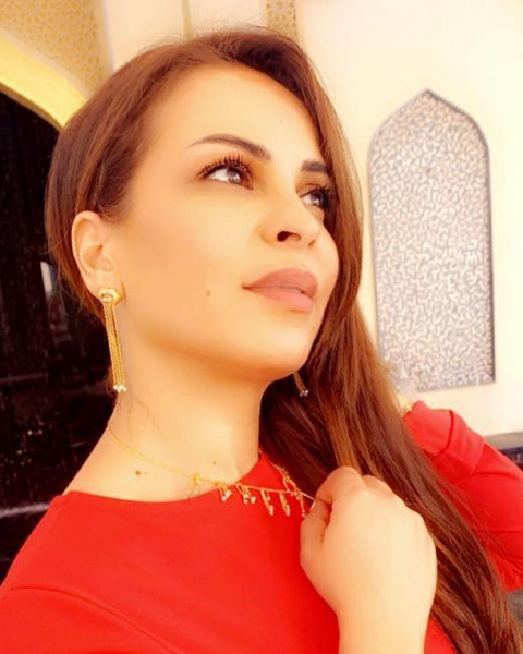 والدة حلا الترك تعرض نفسها للسخرية ..  وتحدث ضجة كبيرة بفستان أحمر ضيق