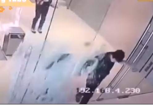 بالفيديو ..  غير مدرك انه مغلق : شاب يصطدم بقوة بباب زجاجي 